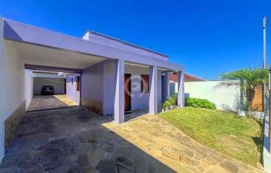 Imagem: A casa possui 3 Dormitórios, 2 Banheiros, 5 Vagas na garagem