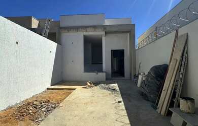 Imagem: A casa possui 2 Dormitórios, 1 Banheiro, 2 Vagas na garagem