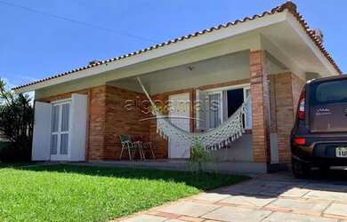 Imagem: A casa possui 3 Dormitórios, 2 Banheiros, 2 Vagas na garagem