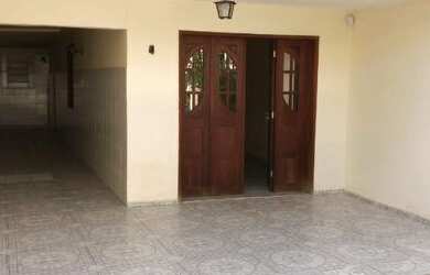 Imagem: A casa possui 3 Dormitórios, 2 Banheiros, 2 Vagas na garagem