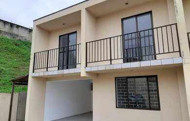 Imagem: A casa em condomínio possui 3 Dormitórios, 3 Banheiros, 1