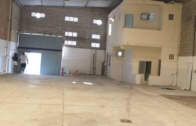 Imagem: O depósito possui 4 Vagas na garagem, 347m² de Área e está