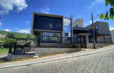 Imagem: A casa possui 4 Dormitórios, 5 Banheiros, 5 Vagas na garagem