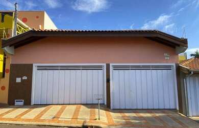 Imagem: A casa possui 3 Dormitórios, 3 Banheiros, 3 Vagas na garagem