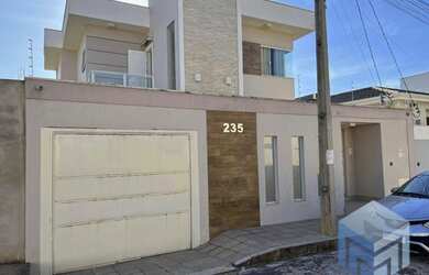 Imagem: A casa possui 3 Dormitórios, 2 Banheiros, 5 Vagas na garagem