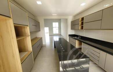 Imagem: A casa em condomínio possui 3 Dormitórios, 2 Banheiros, 4