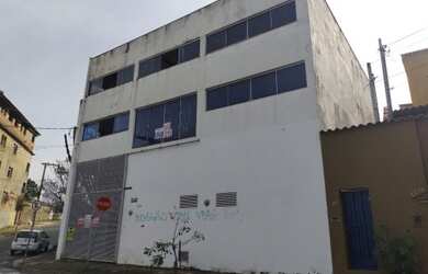 Imagem: O depósito possui 3 Vagas na garagem, 550m² de Área e está