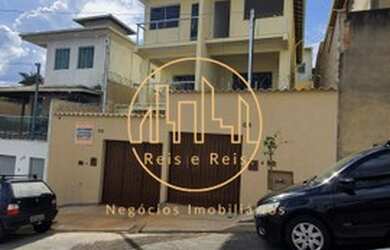 Imagem: A casa possui 3 Dormitórios, 1 Banheiro, 2 Vagas na garagem