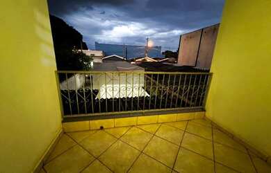 Imagem: A casa possui 1 Dormitório, 2 Banheiros, 5 Vagas na garagem