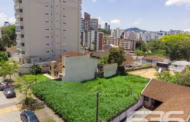 Imagem: O terreno possui 800m² de Área e está localizado em Atiradores
