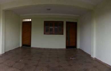 Imagem: A casa possui 3 Dormitórios, 3 Banheiros, 2 Vagas na garagem