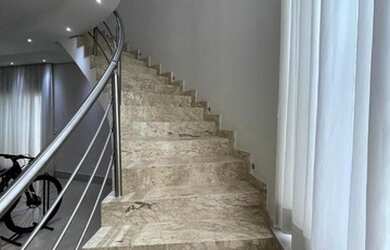 Imagem: A casa em condomínio à venda possui 3 Dormitórios, 5 Banheiros