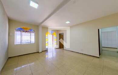 Imagem: A casa possui 3 Dormitórios, 2 Banheiros, 3 Vagas na garagem