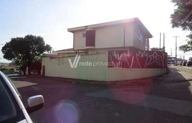 Imagem: A casa possui 3 Dormitórios, 4 Banheiros, 5 Vagas na garagem