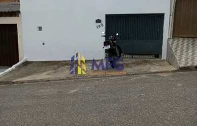 Imagem: A casa possui 2 Dormitórios, 1 Banheiro, 2 Vagas na garagem