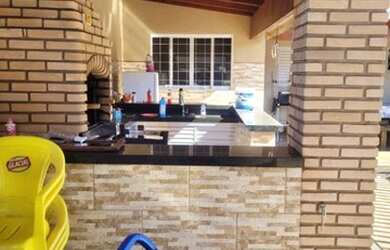 Imagem: A casa possui 2 Dormitórios, 2 Banheiros, 2 Vagas na garagem