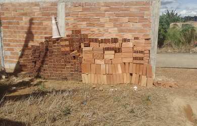 Imagem: A casa possui 2 Dormitórios, 1 Banheiro, 1 Vaga na garagem
