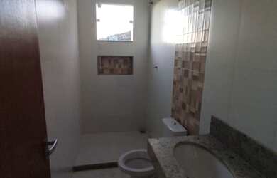 Imagem: A casa possui 3 Dormitórios, 3 Banheiros, 2 Vagas na garagem