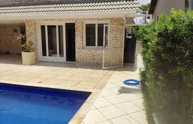 Imagem: A casa em condomínio possui 4 Dormitórios, 5 Banheiros, 4