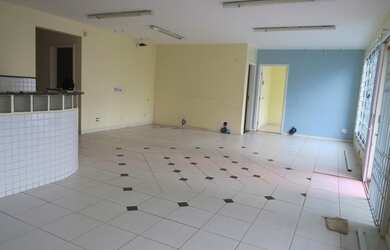 Imagem: O depósito possui 5 Vagas na garagem, 420m² de Área e está