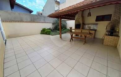 Imagem: A casa possui 3 Dormitórios, 3 Banheiros, 4 Vagas na garagem