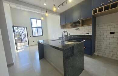 Imagem: A casa à venda possui 2 Dormitórios, 3 Banheiros, 2 Vagas