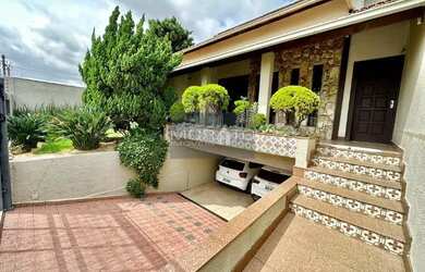 Imagem: A casa possui 4 Dormitórios, 4 Banheiros, 4 Vagas na garagem