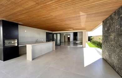 Imagem: A casa possui 5 Dormitórios, 5 Banheiros, 5 Vagas na garagem