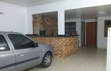 Imagem: A casa possui 3 Dormitórios, 4 Banheiros, 5 Vagas na garagem