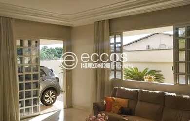 Imagem: A casa possui 4 Dormitórios, 4 Banheiros, 2 Vagas na garagem