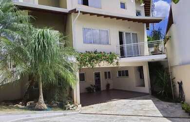 Imagem: A casa possui 3 Dormitórios, 2 Banheiros, 4 Vagas na garagem