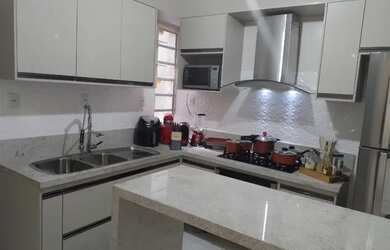 Imagem: A casa possui 3 Dormitórios, 1 Banheiro, 1 Vaga na garagem