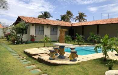 Imagem: A casa possui 5 Dormitórios, 5 Vagas na garagem e está localizado