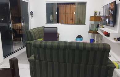 Imagem: A casa possui 3 Dormitórios, 2 Banheiros, 2 Vagas na garagem