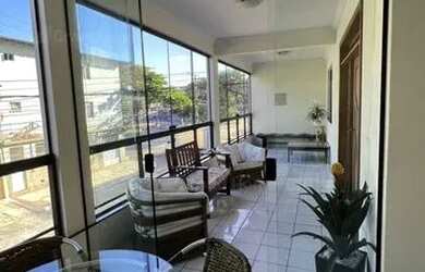 Imagem: A casa possui 3 Dormitórios, 2 Banheiros, 5 Vagas na garagem