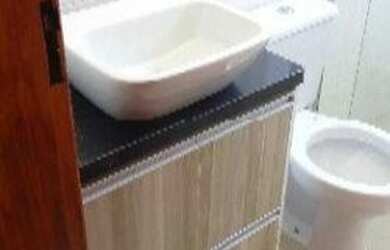 Imagem: A casa possui 2 Dormitórios, 2 Banheiros, 2 Vagas na garagem