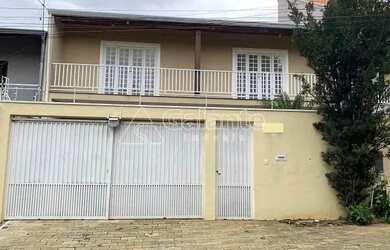 Imagem: A casa possui 3 Dormitórios, 3 Banheiros, 4 Vagas na garagem