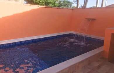 Imagem: A casa possui 3 Dormitórios, 2 Banheiros e 1 Vaga na garagem