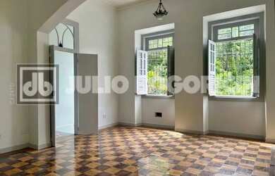 Imagem: A casa possui 3 Dormitórios, 4 Banheiros, 1 Vaga na garagem