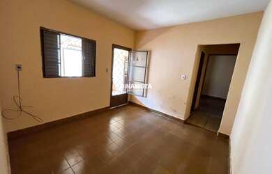 Imagem: A casa possui 2 Dormitórios, 1 Banheiro, 1 Vaga na garagem