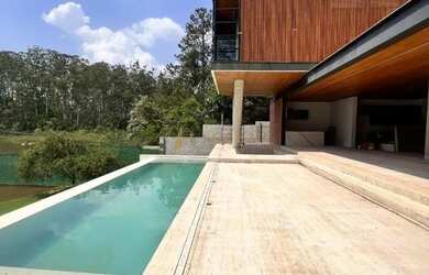 Imagem: A casa em condomínio possui 5 Dormitórios, 5 Banheiros, 5