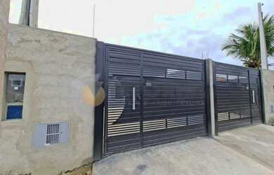 Imagem: A casa possui 2 Dormitórios, 2 Banheiros, 2 Vagas na garagem