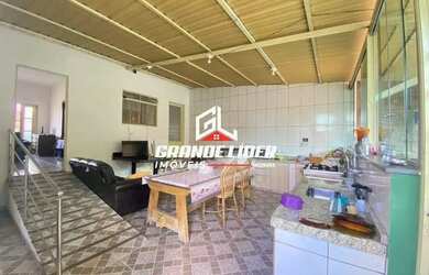 Imagem: A casa possui 2 Dormitórios, 2 Banheiros, 3 Vagas na garagem