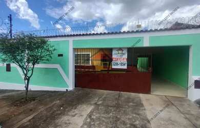 Imagem: A casa possui 4 Dormitórios, 4 Banheiros, 4 Vagas na garagem