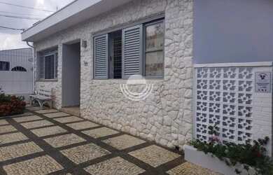 Imagem: A casa possui 3 Dormitórios, 4 Banheiros, 3 Vagas na garagem