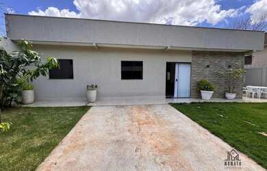 Imagem: A casa possui 3 Dormitórios, 2 Banheiros, 2 Vagas na garagem