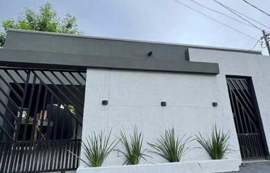 Imagem: A casa possui 2 Dormitórios, 1 Banheiro, 2 Vagas na garagem