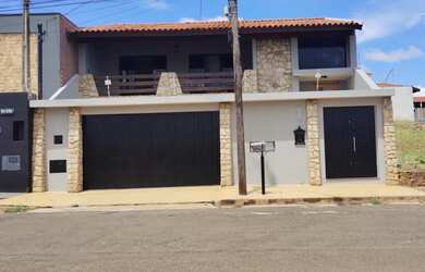 Imagem: A casa possui 3 Dormitórios, 3 Banheiros, 2 Vagas na garagem