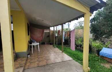 Imagem: A casa possui 3 Dormitórios, 2 Banheiros, 1 Vaga na garagem