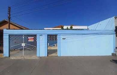 Imagem: A casa possui 4 Dormitórios, 3 Banheiros, 2 Vagas na garagem